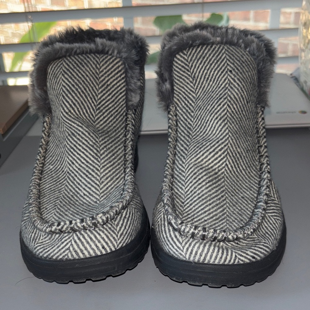 Hey Dude Women's Black and White Herringbone Slippers